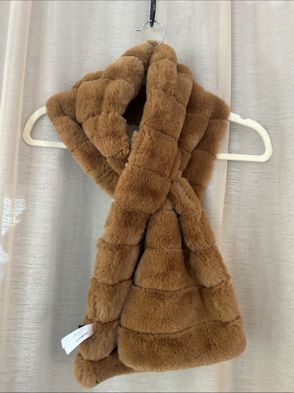 Key hole collar, faux fur
